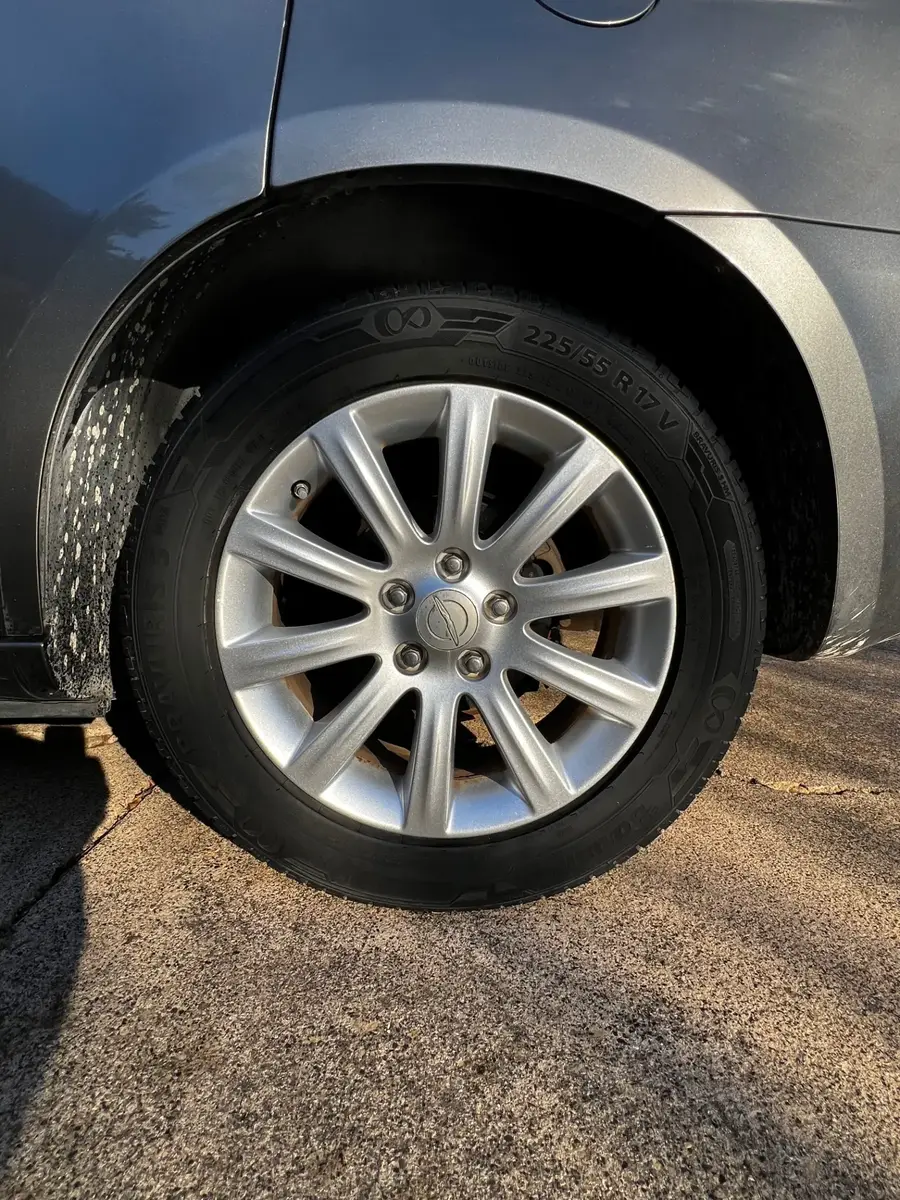 Chrysler 200 wheel and tire detail
