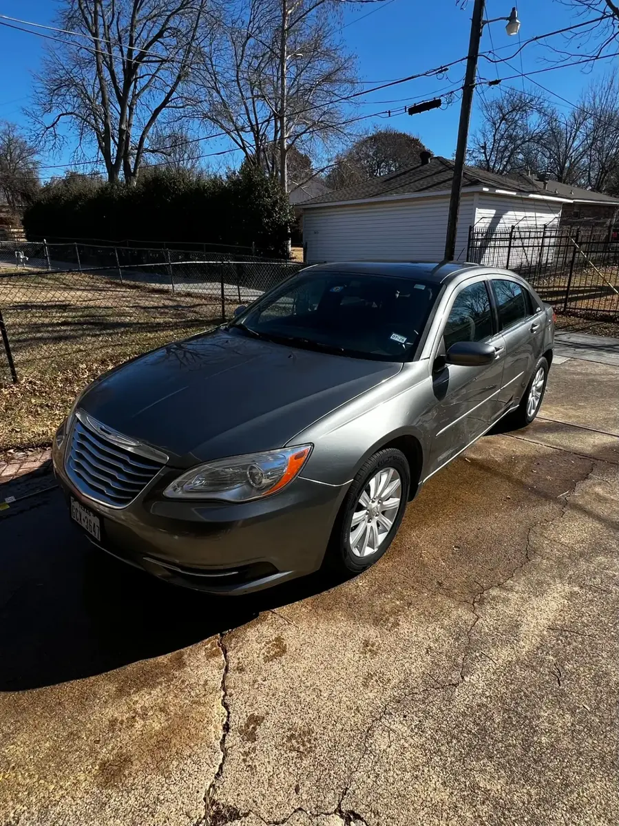 Chrysler 200 exterior detail — driveway finish